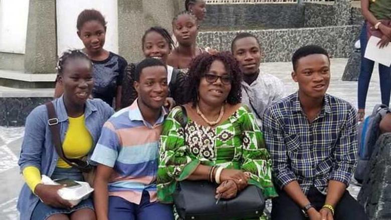7月23日，蒙罗维亚，一群学生与两位导师和帕特里夏·贾贝·韦斯利(Patricia Jabbeh Wesley)在闭幕课程后合影, 利比里亚.